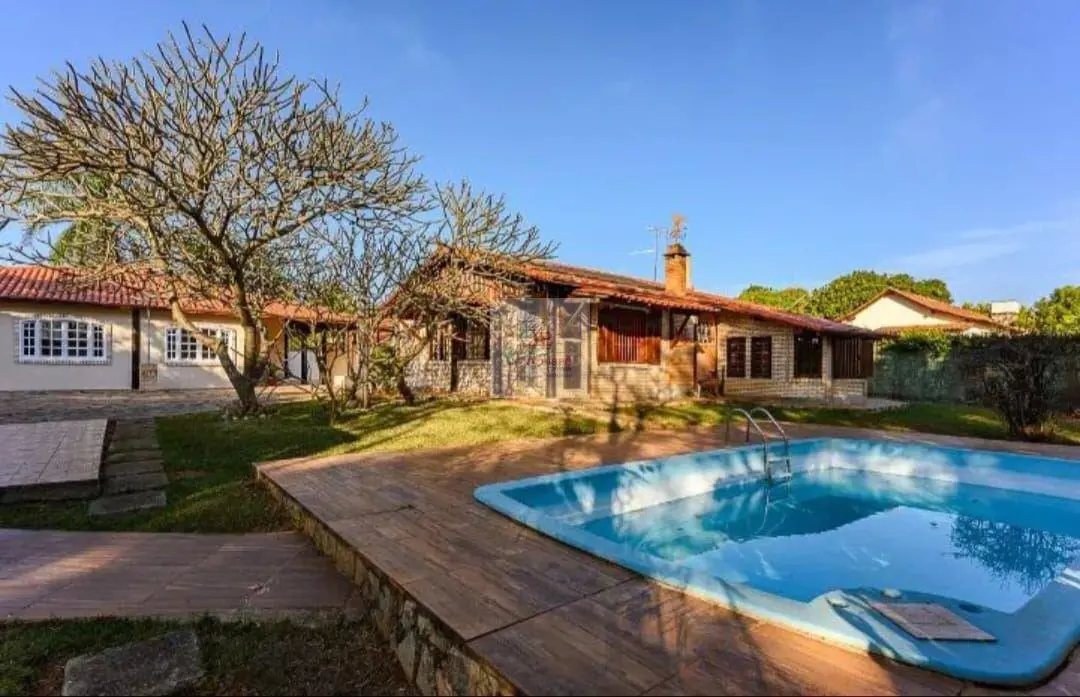 Duas casas térreas interligadas, área verde e habite-se;Casa 1:4 quartos sendo 2...
