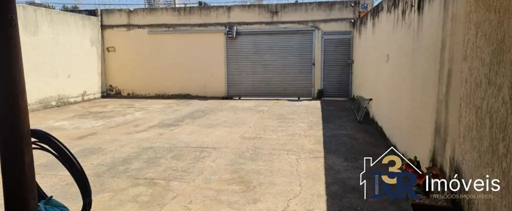 Casa 1: Ótima casa com 3 quartos, 2 salas, cozinha, área de serviço vagas de gar...