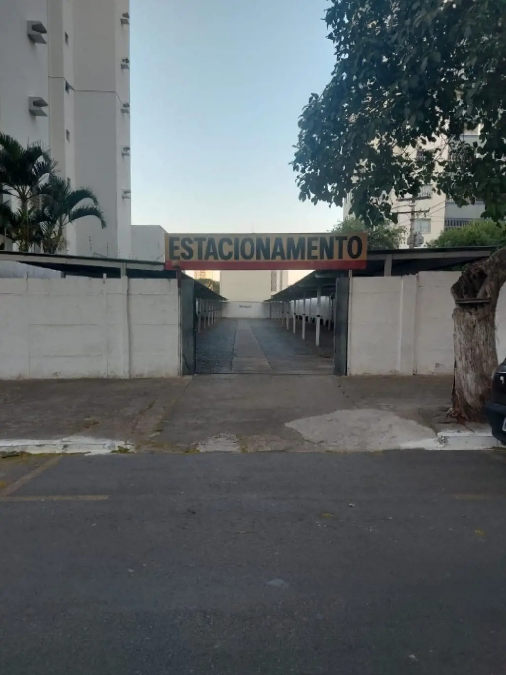 Lote de esquina, onde atualmente funciona um estacionamento para veículos com 50...