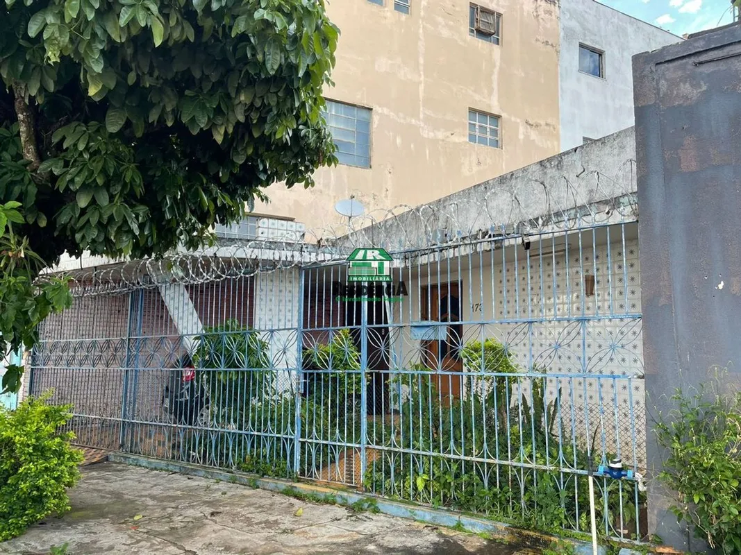 - Terreno contendo 211 m² com edificação- Oportunidade Imperdível - Localização ...