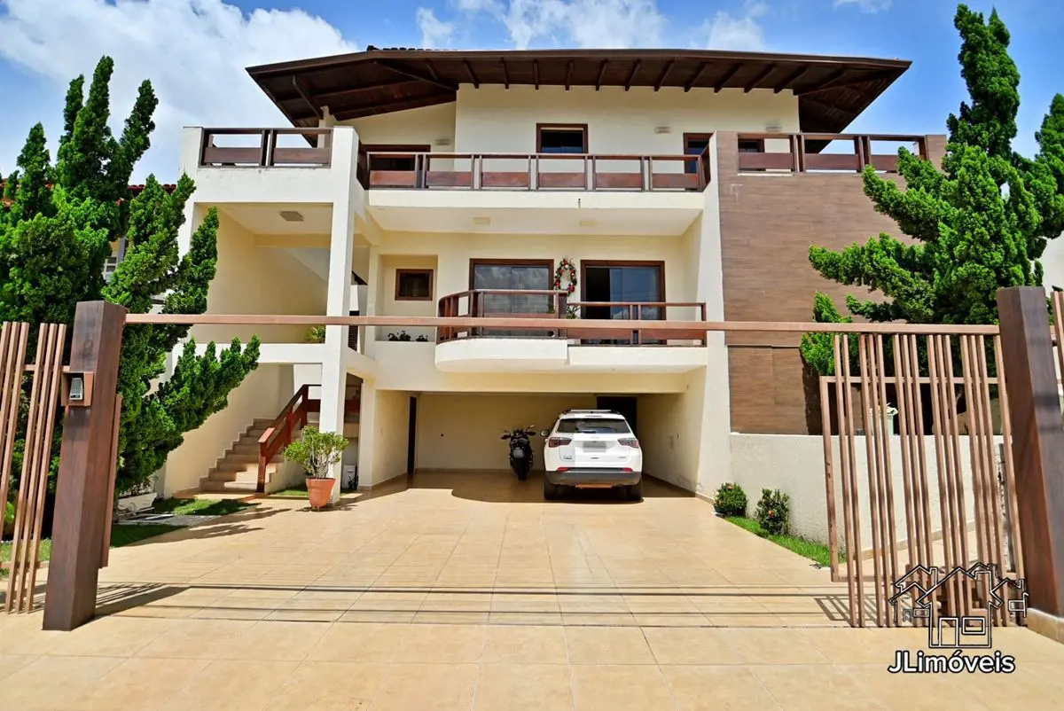 Apresentamos uma casa incrível no renomado Condomínio Estâncias Jardim Botânico,...