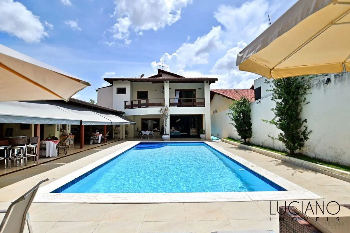 Bela casa no Condomínio estância Jardim Botânico.- Descrição:- Salão com lavabo;...