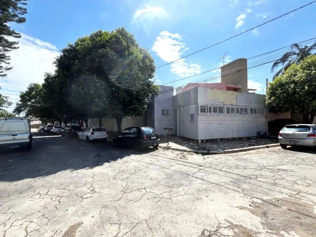 Prédio comercial com 200 m2, sala de recepção com balcão e bainheiros, 09 salas ...
