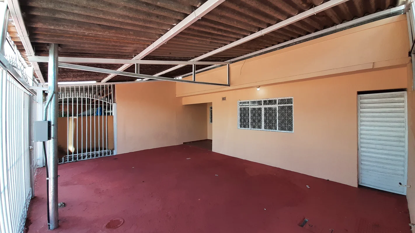 Casa com 03 quartos, sala, 02 banheiros, cozinha, área de serviço, área de venti...