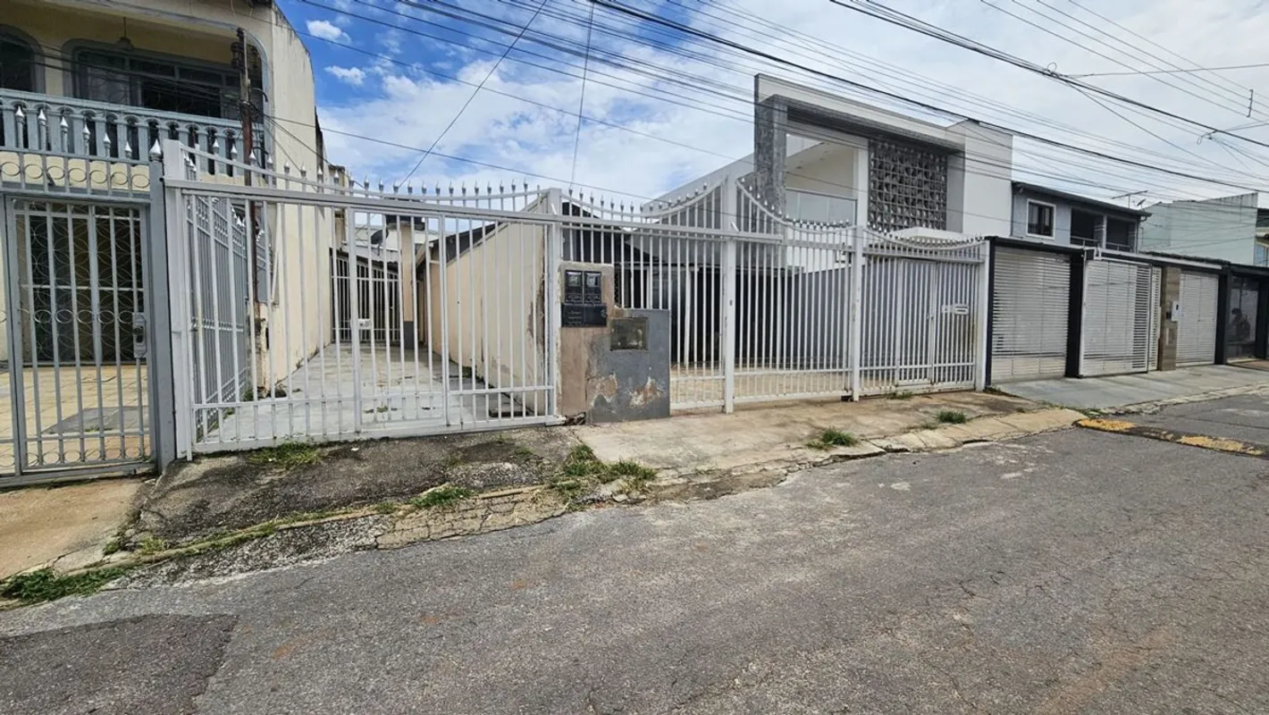Casa de fundos totalmente independente na QE 32.Composta de 01 quarto, sala, coz...