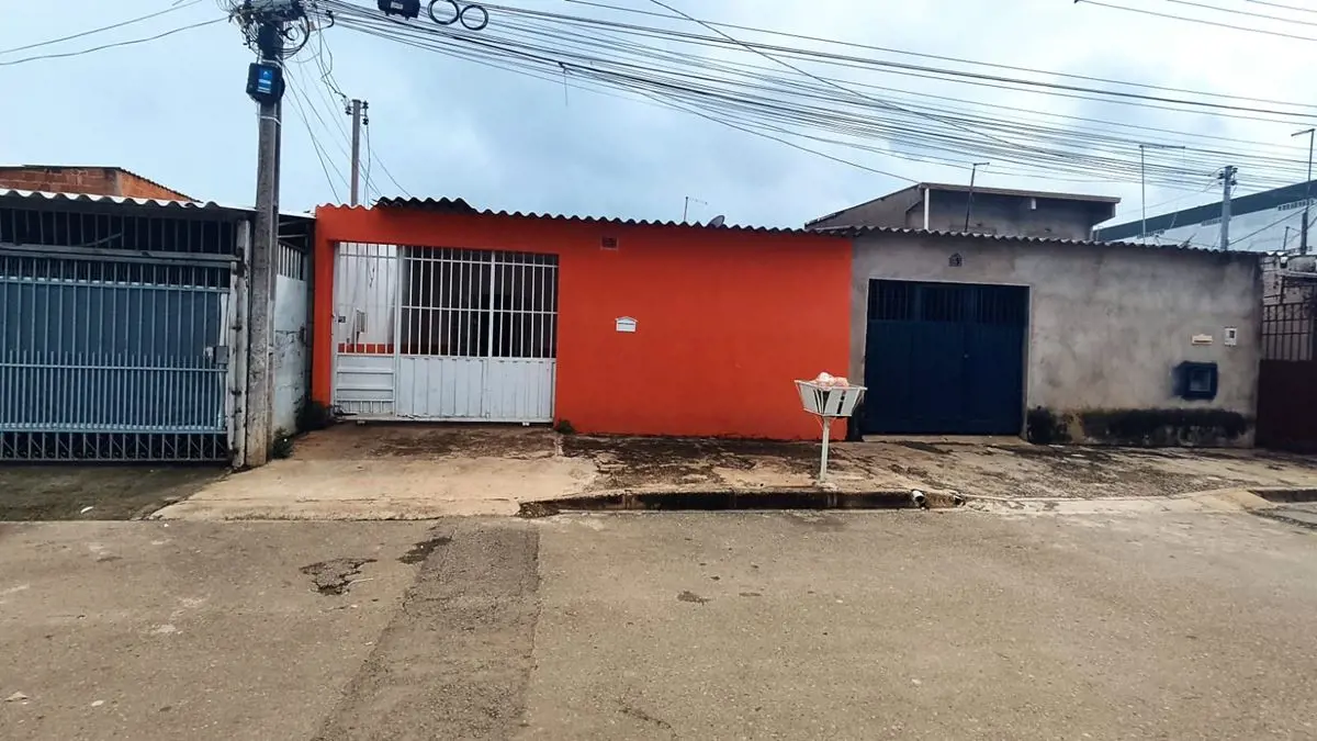 Casa aconchegante e bem localizada na QNR 3, Ceilândia. O imóvel conta com as se...
