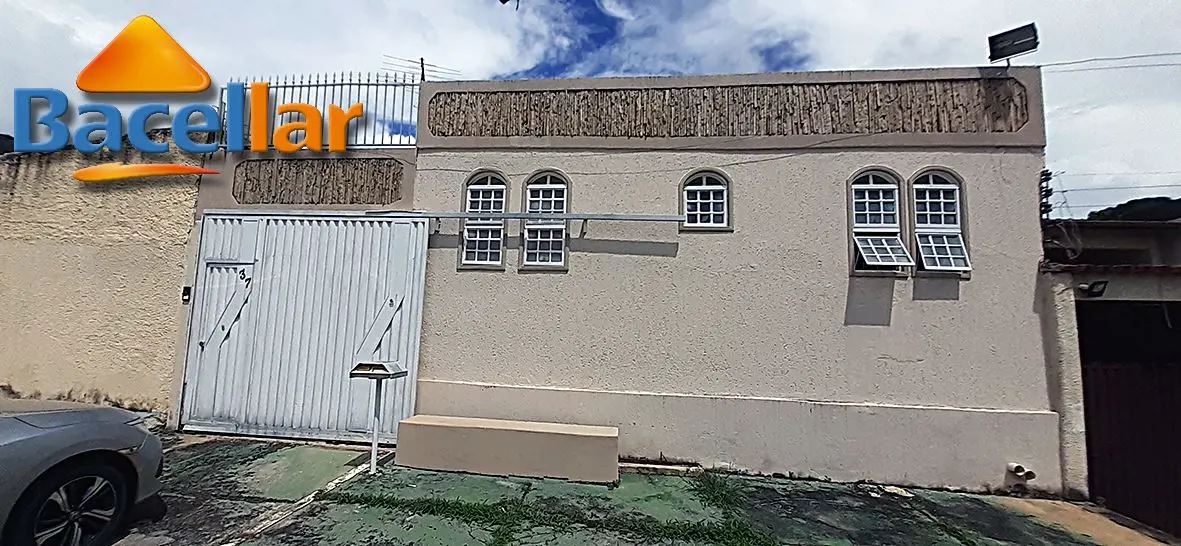 Casa em excelente localização, próximo a comércio em geral, delegacia, mac donal...