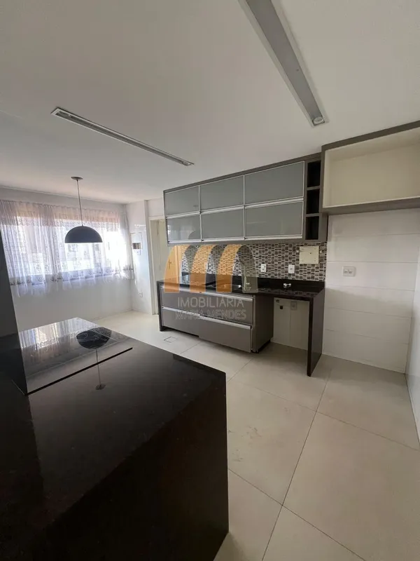3 quartos sendo uma suite, sala, cozinha completa em armários e fogão, área de s...