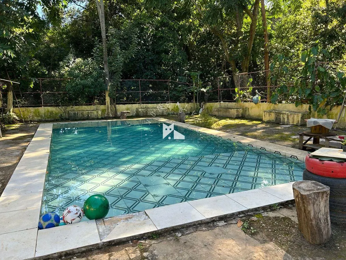 O LOTE TODO é composto por 4 lotes juntos que totalizam 7.771m², tem uma pequena...