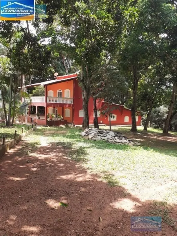 IMOBILIÁRIA FERNANDES vende excelente chácara à 15km do Gama-DF. A chácara conta...