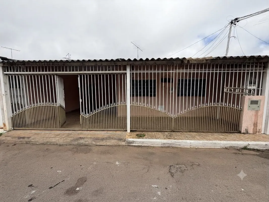 Casa com 2 Quartos e Casa de Fundos na QNP 26 Conjunto E ! Esta é a oportunidade...