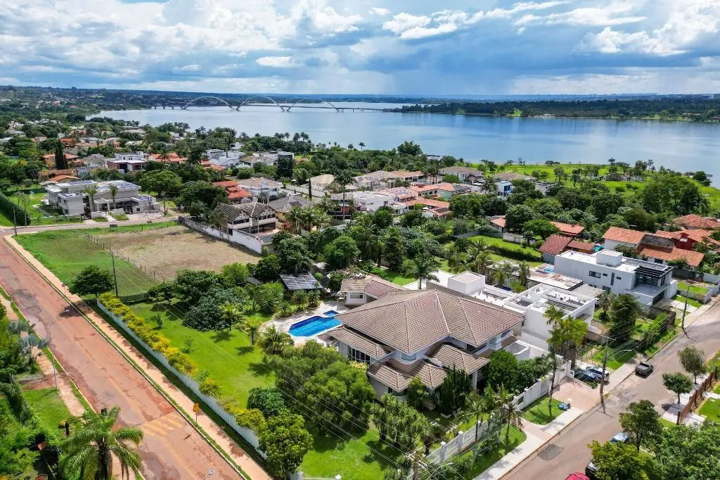Luxo e sofisticação no Lago Sul Residência Exclusiva com Vista para o Lago e Pon...