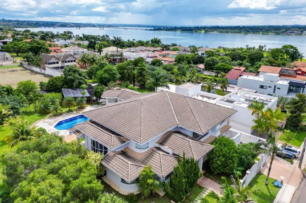 Lago Sul: Casa de esquina com vista para o Lago - lote 3.000 m2NO TÉRREO. Elegan...