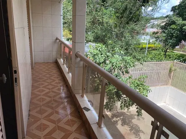 IMOVEIS DF 10 VENDE, sobrado com 05 quartos, sendo 03 suítes, uma com closet e h...