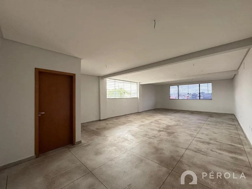 Sala comercial piso superior medindo 73,70m² com um banheiro. Estacionamento rot...