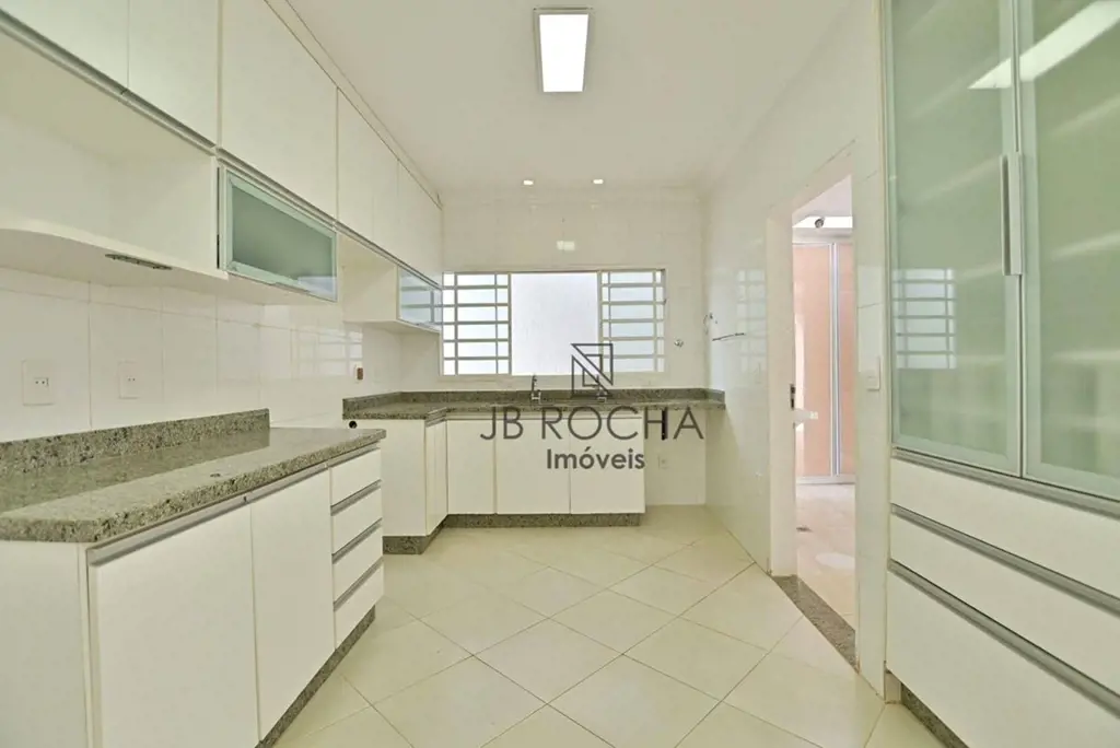 JB ROCHA IMOVEIS VENDE (COM HABITE-SE, ACEITA FINANCIAMENTO)Casa no Condomínio J...