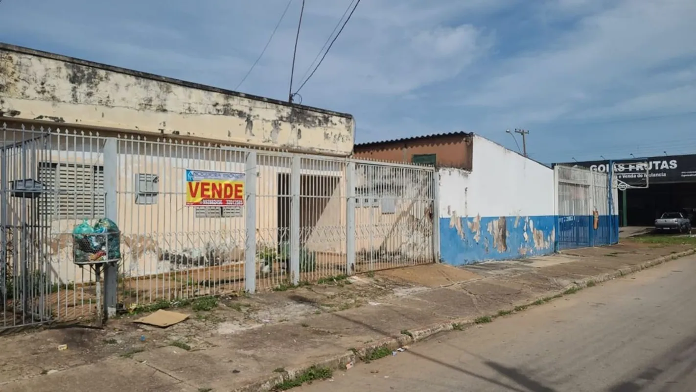 Lote de 250,00m2 com 3 residências, casa de frente com 3 quartos, sala cozinha, ...