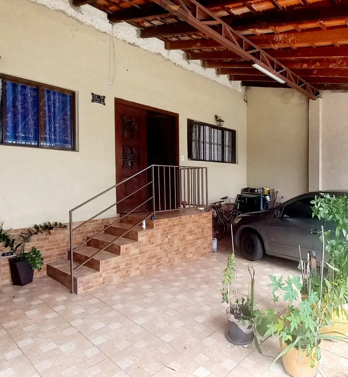 VENDO CASA NA QE 28 DO GUARÁ 2- três quartos sendo uma suíte- três banheiros-trê...
