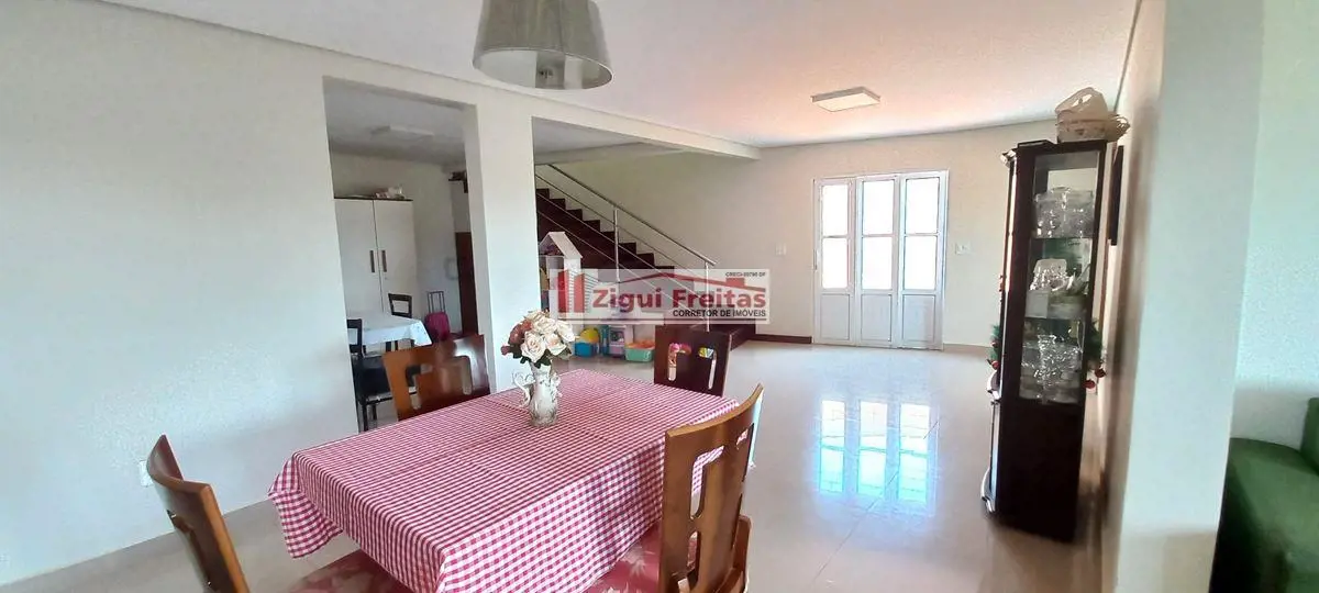 VENDO CASA COM EXCELENTE DISTRIBUIÇÃO, LOCALIZADA NO CONDOMÍNIO OURO VERMELHO II...