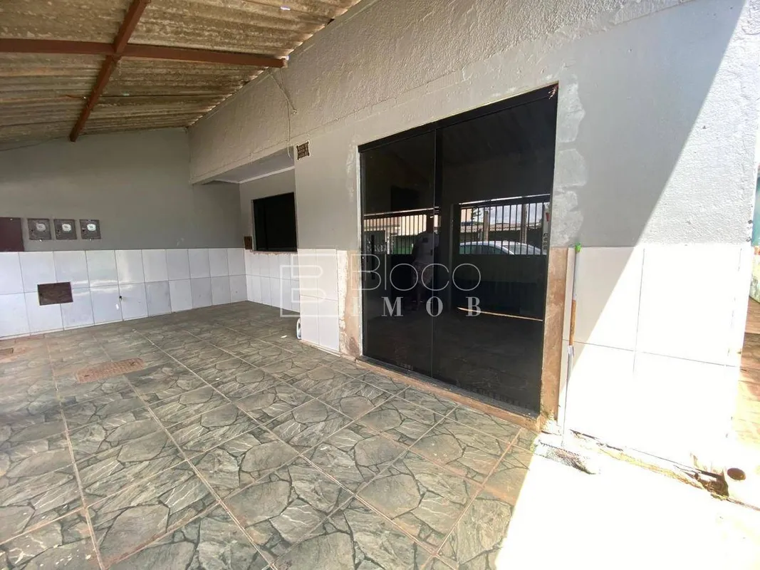 VENDOCasa com 2 quartos + 2 kitnets na QNM 06 de CeilândiaCasa principal:- 2 qua...