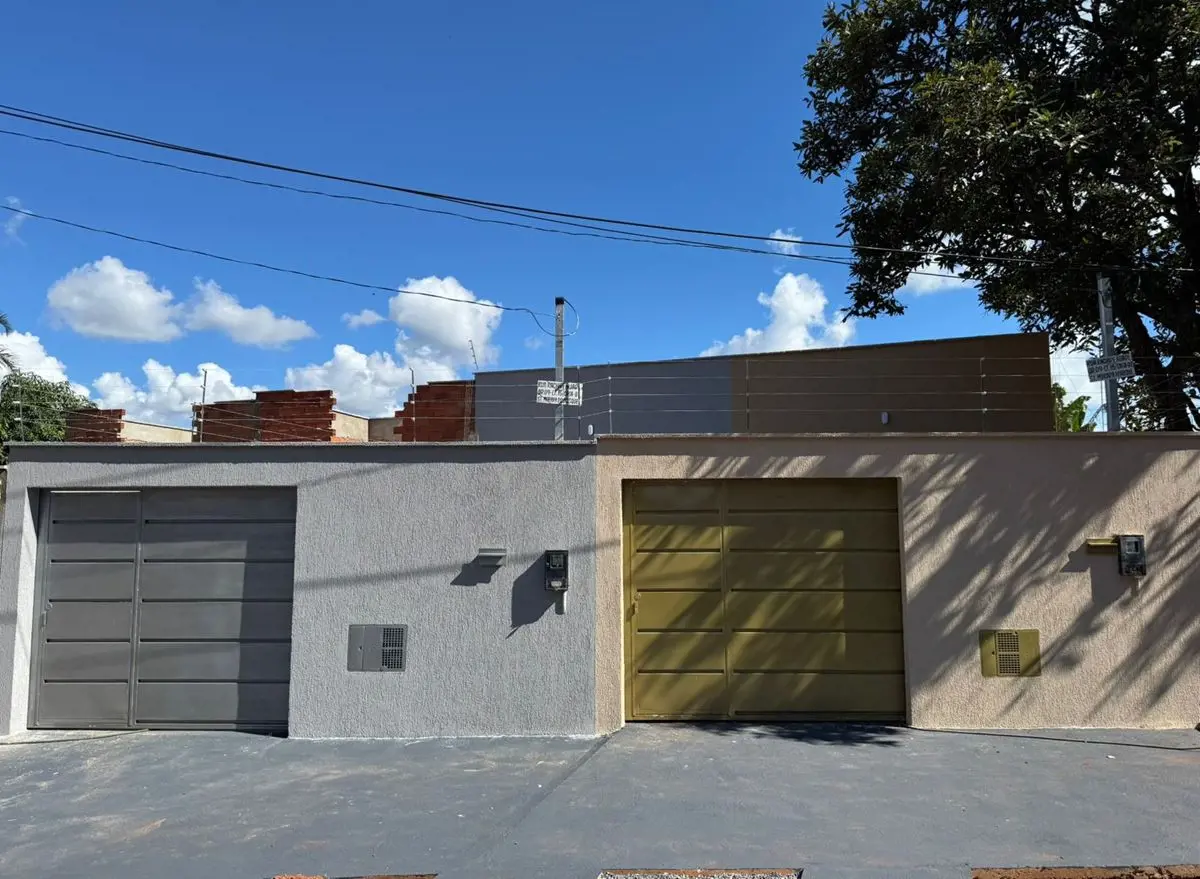 VENDE CASA COM DOIS QUARTOS, UMA SUÍTE, BANHEIRO SOCIAL, NO SETOR MORADA DO BOSQ...