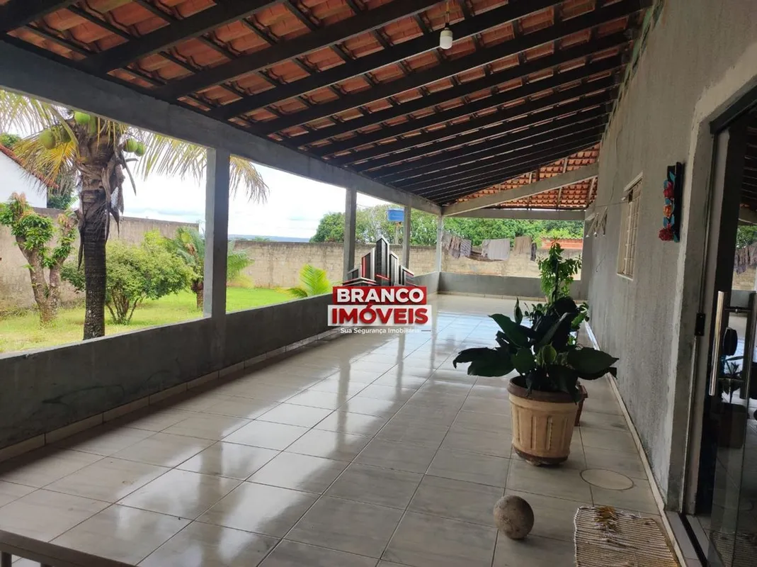 DISTRIBUIÇÃO DO IMÓVEL Terreno espaçoso com: 994,94 m² Casa principal com área c...