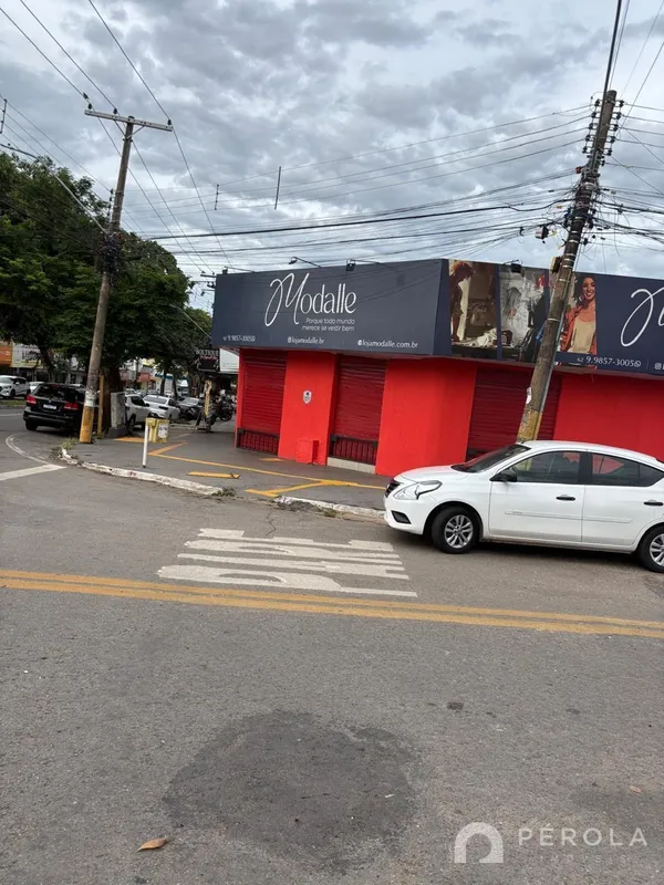 Sala comercial 230 m² com DML, despensa e banheiro. Edícula com sala, banheiro s...