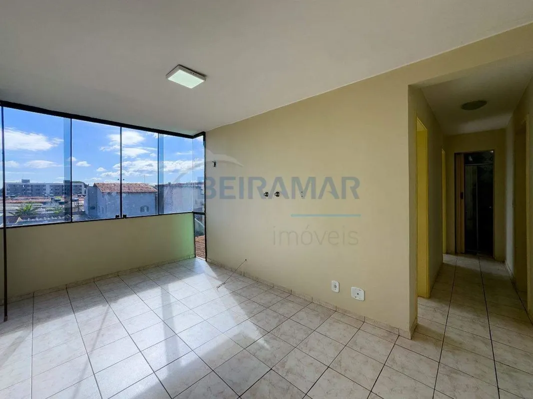 Excelente apartamento localizado na QI 14. Este imóvel oferece uma ótima distrib...