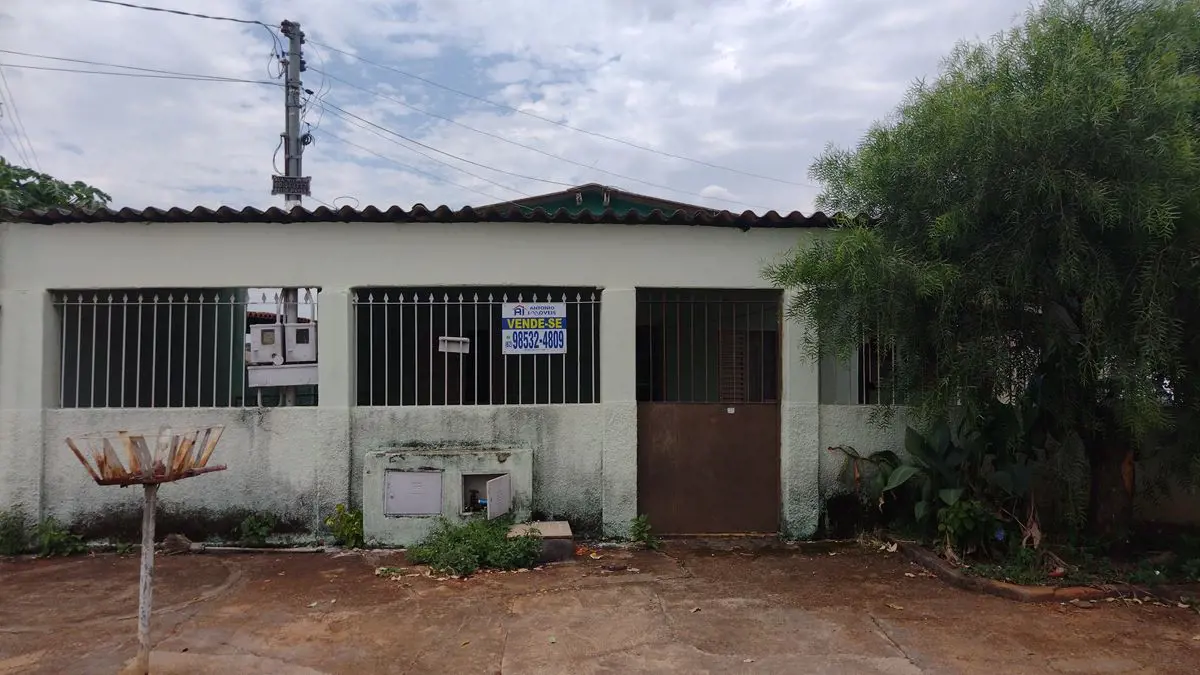 CASA A VENDA COM 3 QUARTOS, BANHEIRO SOCIAL GARAGEM COBERTA NO SETOR MAYSA.- BAR...