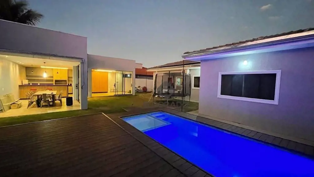 Casa térrea, moderna e aconchegante, totalmente murada, gramada e com portão ele...