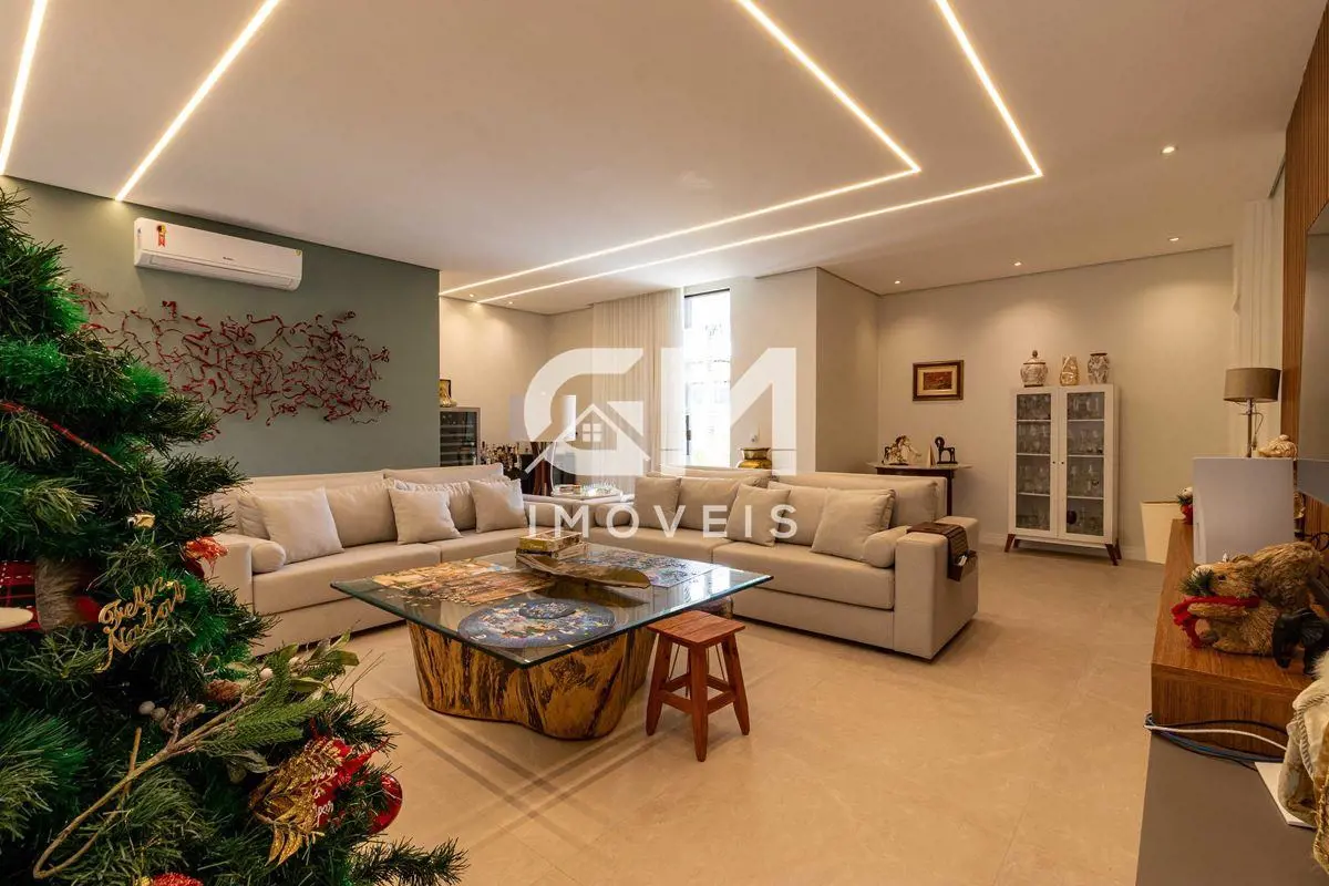 Área do Terreno: 500m²;Área Construída: 600m²;Tomada para carro elétrico;Sala am...