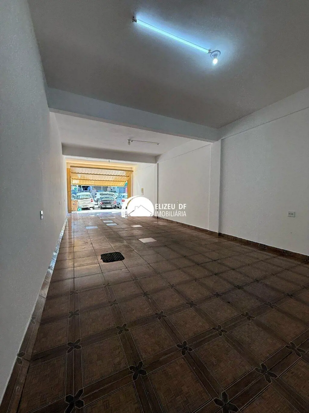 Elizeu Df imobiliária aluga excelente loja, composta por: - 1 Vão;- 1 Banheiro;-...