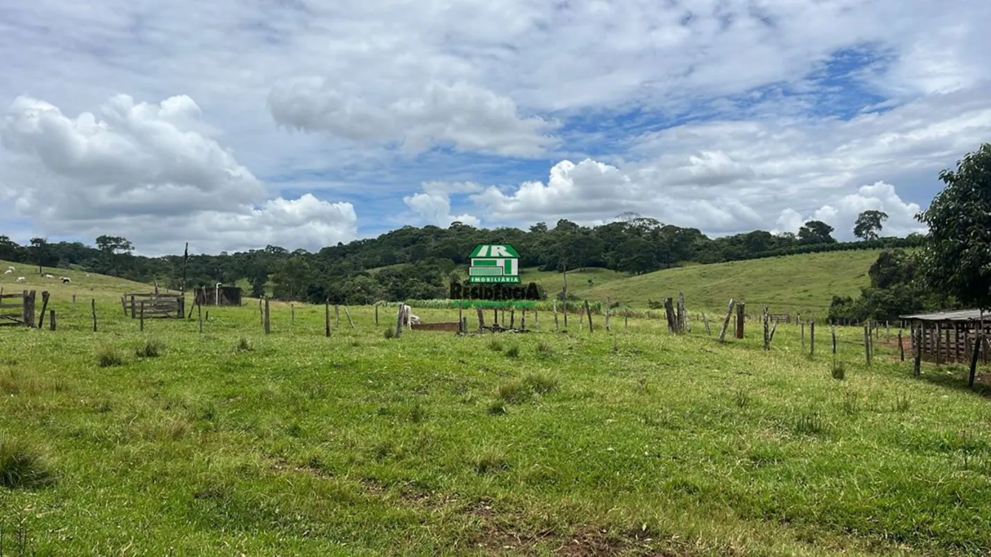 Fazenda contendo:- Casa sede- Casa de peão- Rego d'água- Córrego- 2 represa- Tod...