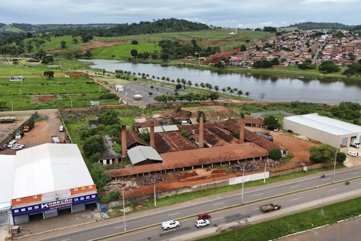 Apresentamos uma excelente oportunidade de terreno comercial no loteamento Porta...