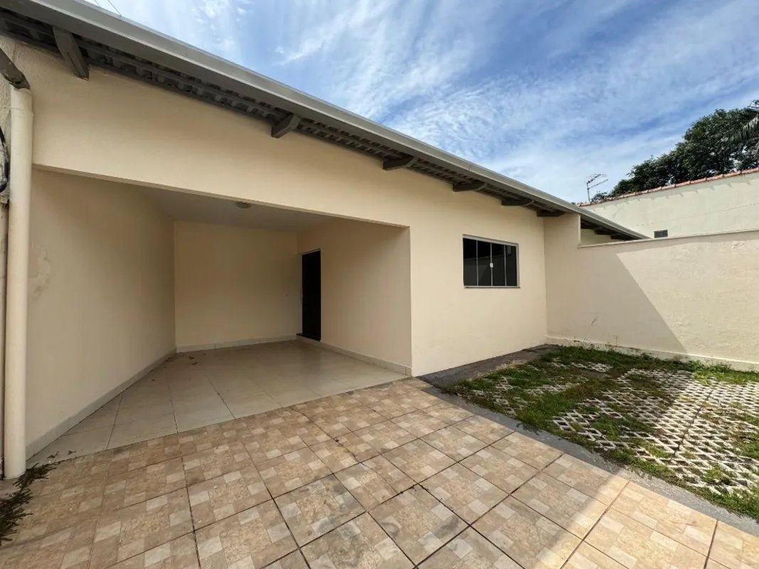 Apresentamos uma excelente casa geminada na laje, situada no bairro Setor FaiÃ§a...