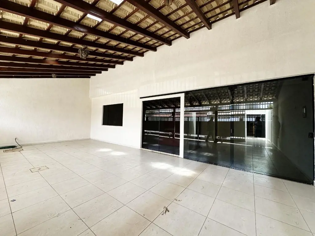 CASA AMPLA PARA LOCAÇÃO ? ÓTIMA LOCALIZAÇÃO EM TAGUATINGALocalizada na QSD 55, L...