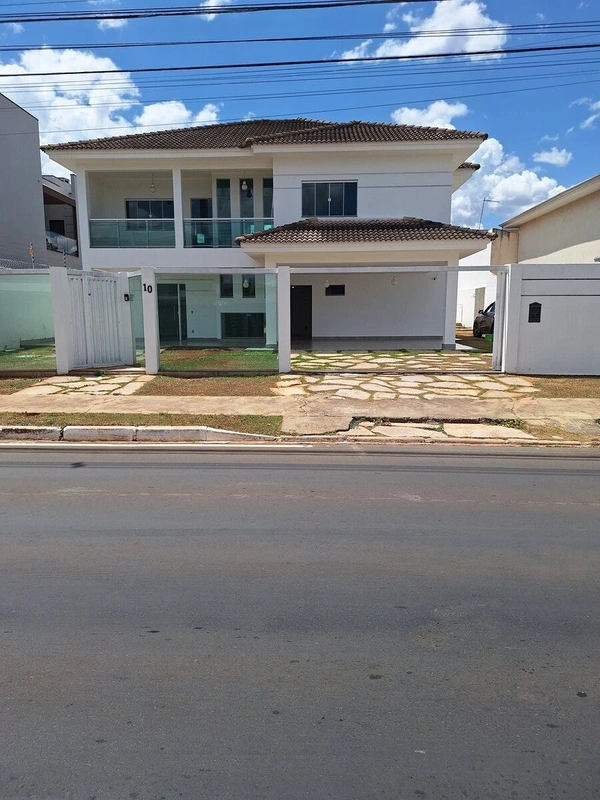 Quadra 01 Taquari - Lago NorteApresentamos esta linda casa com dois pavimentos e...