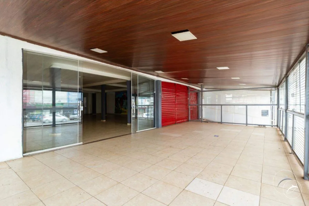 Loja ampla com 377 m², ideal para diferentes tipos de negócios. Espaço versátil,...