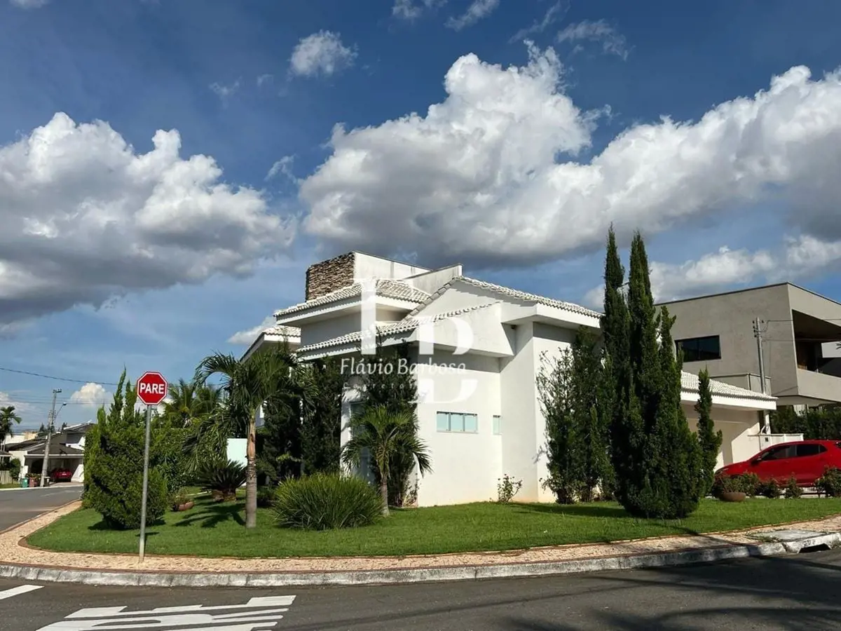 BELÍSSIMO SOBRADO DE ESQUINA COM 5 SUITES, A SUITE PRINCIPAL POSSUI CLOSET E BAN...