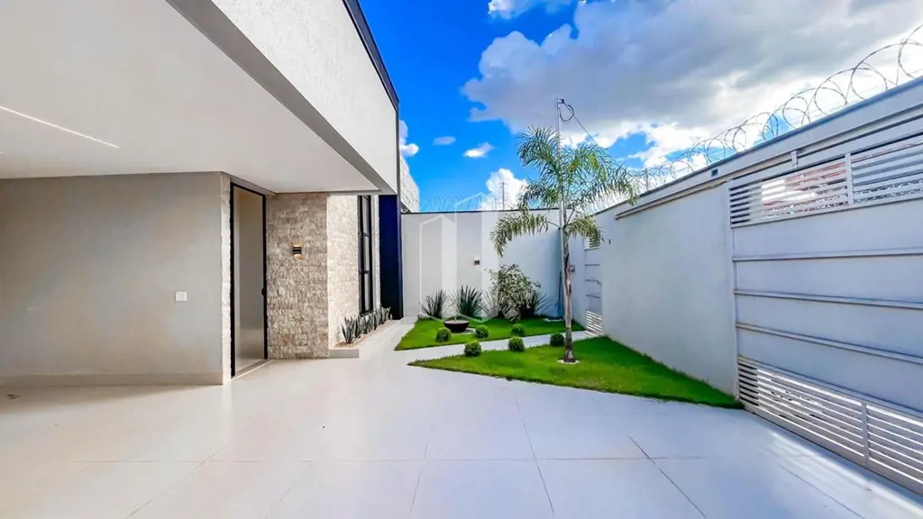Casa Te?rrea pro?x. ao Jardins Madri. 179m2  301m2  03 Sui?tes plenas  Fachada m...