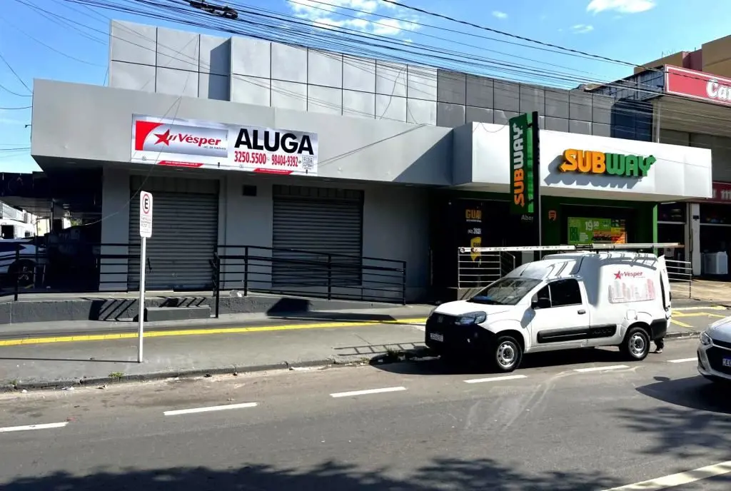 Loja comercial de esquina, com 70,00m2, tendo 3 portas de aço, portas de blindex...