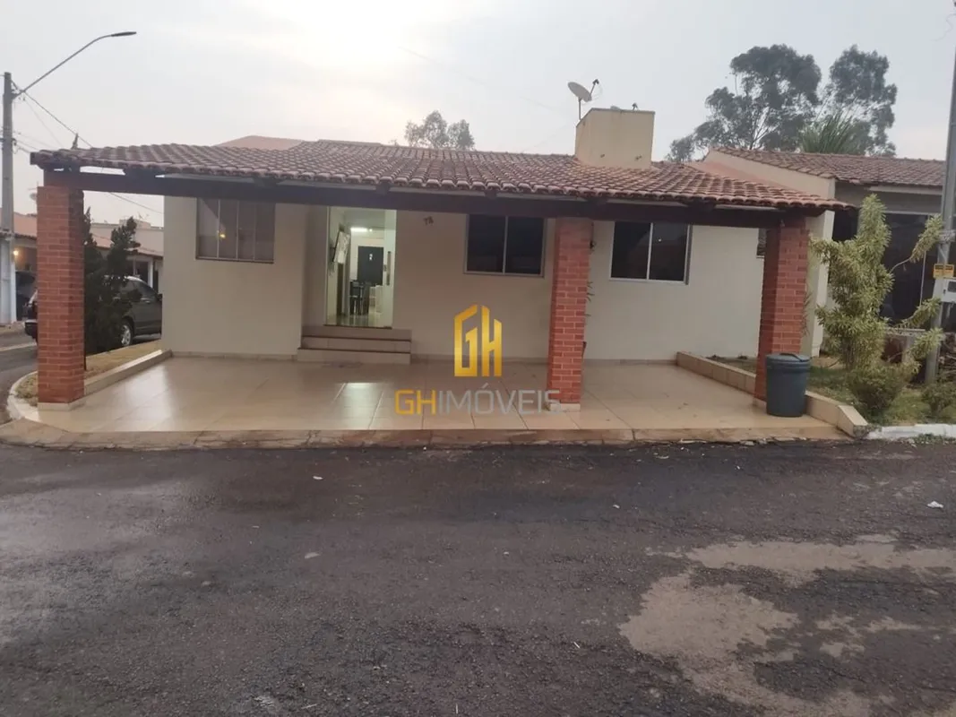 Linda casa com 4 quartos sendo 1 suíte em condomínio fechado A casa possui 4 qua...