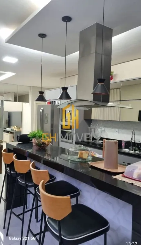 Linda casa de alto padrão com 3 suítes em condomínio fechado em GoiâniaA casa po...