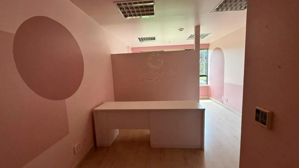 Sala comercial ampla com vista deslumbrante para a catedral, perfeita para profi...