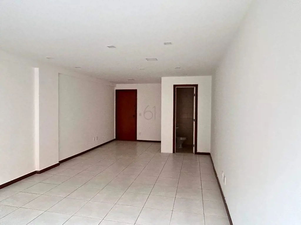 Sala Comercial no Coração do Setor de Rádio e TV Sul: Invista no Seu Sucesso!Exc...
