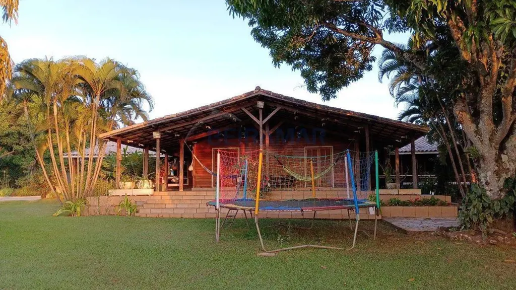 Casa de Madeira Conservada com Amplas Áreas Internas e ExternasSe você busca tra...