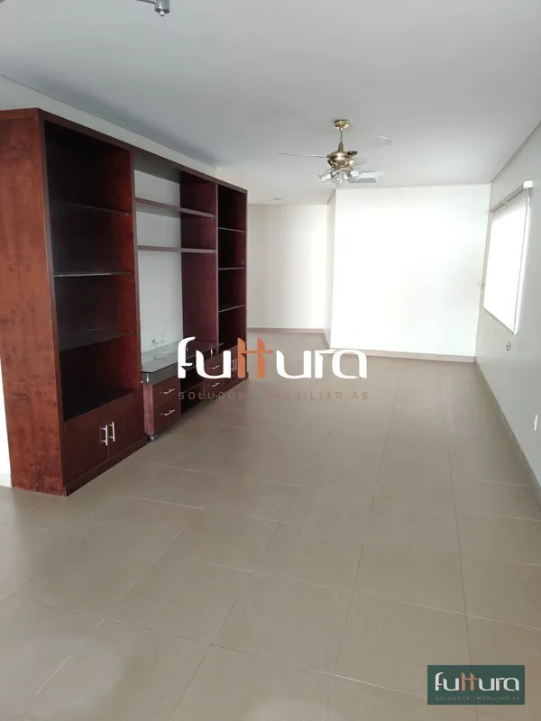 Piso Térreo Sala 3 ambientes com painel de tv, lavabo, escritório com ármario.1 ...