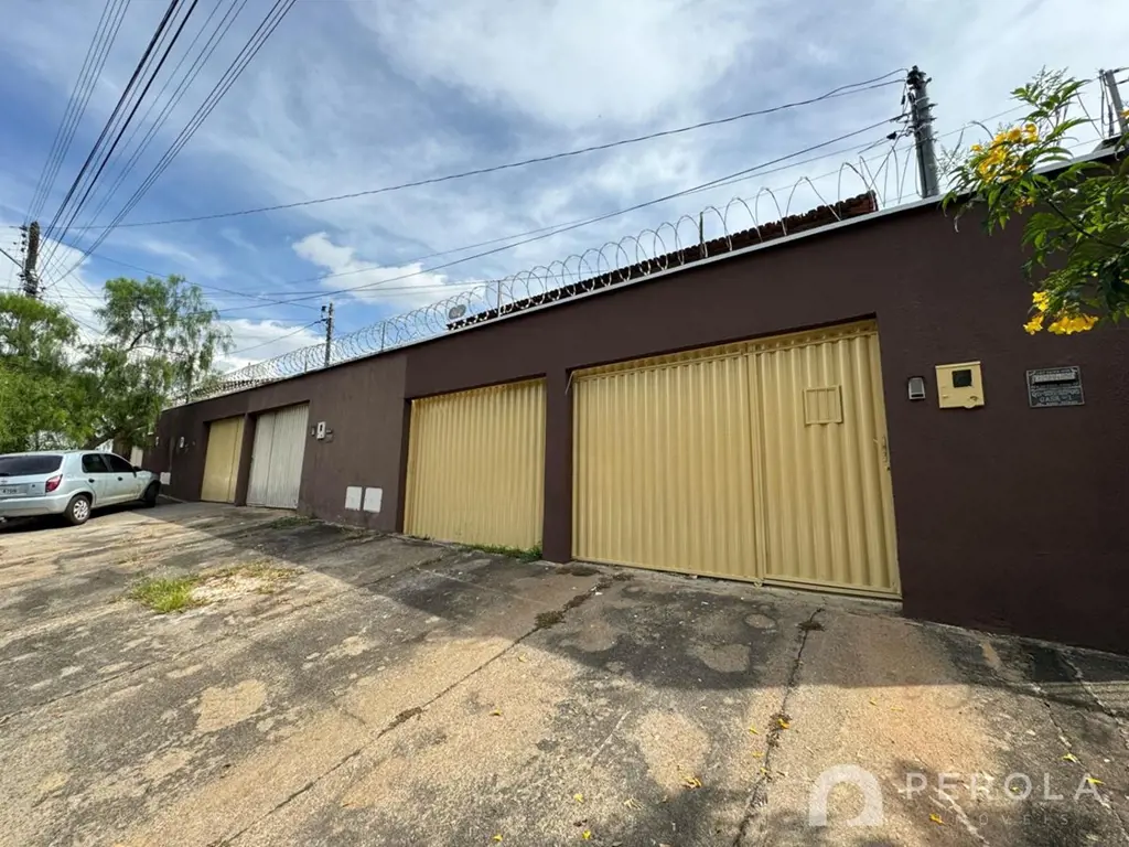 Sobrado Geminado com três quartos, dois banheiros sociais, sala para dois ambien...