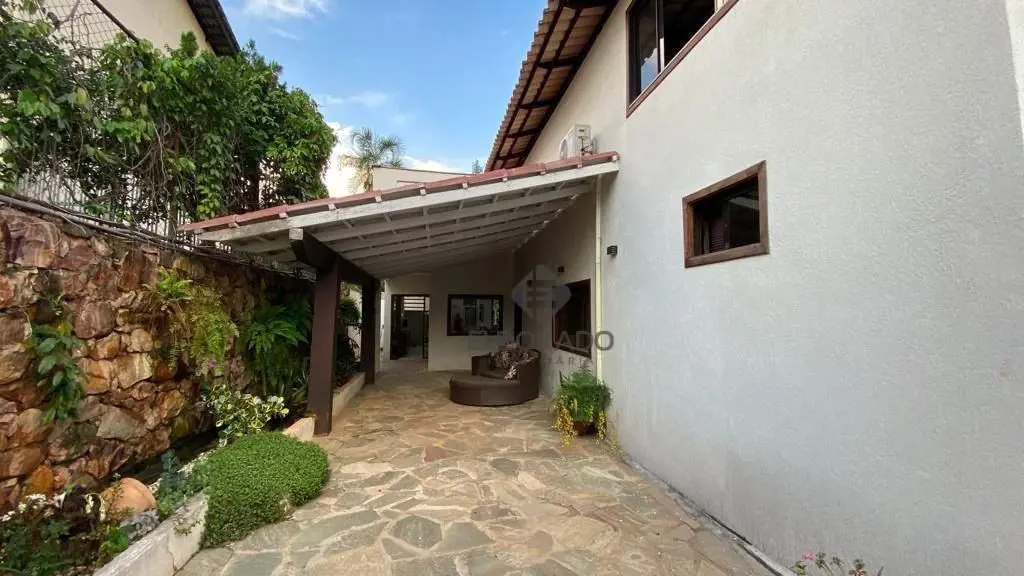 Excelente Casa no Condomínio Ville de MontagneJardim Botânico – Brasília/DFApres...