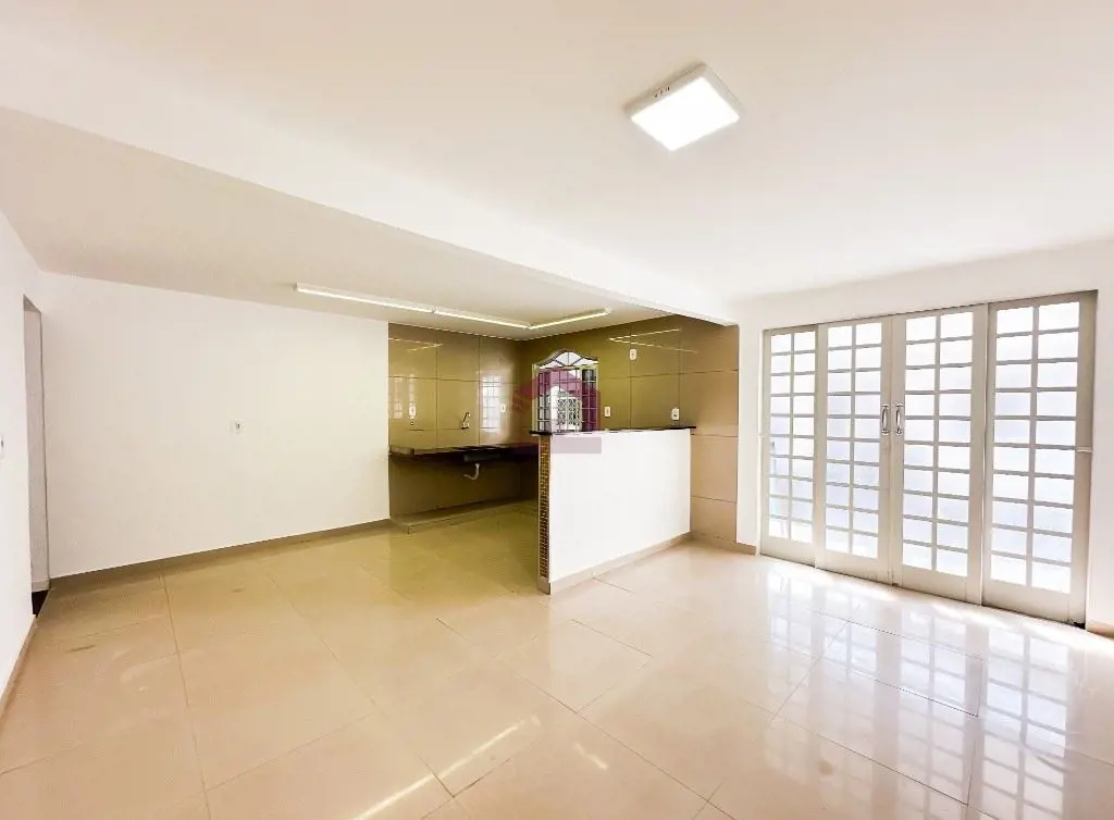Fernandes & Coelho Imóveis apresenta uma excelente casa térrea em lote de 250m² ...